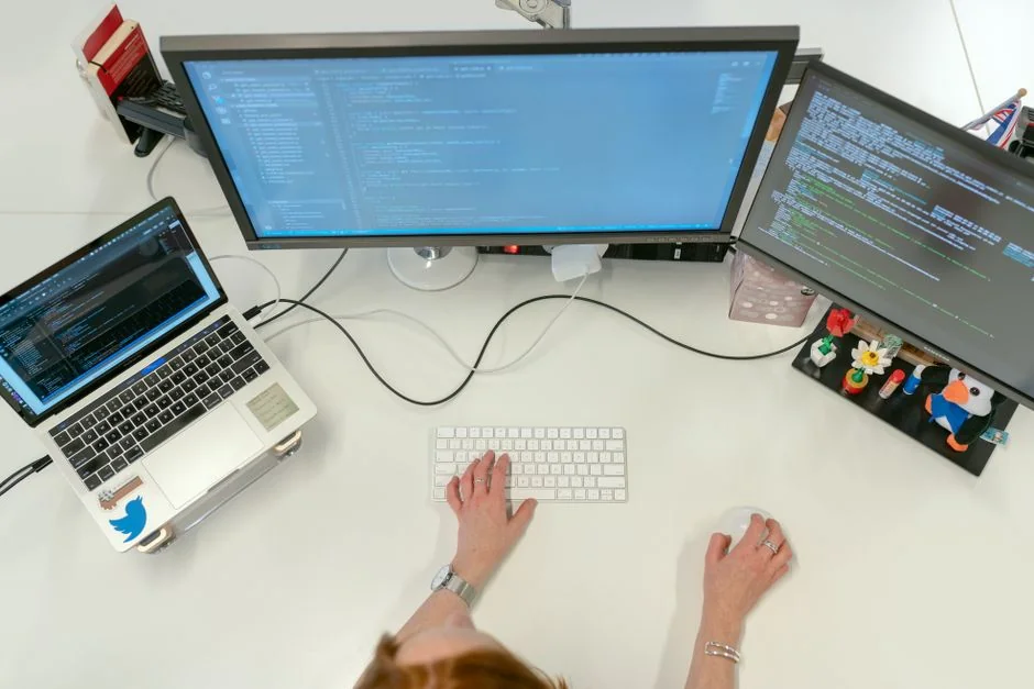 Un espace de travail contemporain mettant en scène un ordinateur portable, une tablette et des smartphones, idéal pour un usage technologique et freelance.