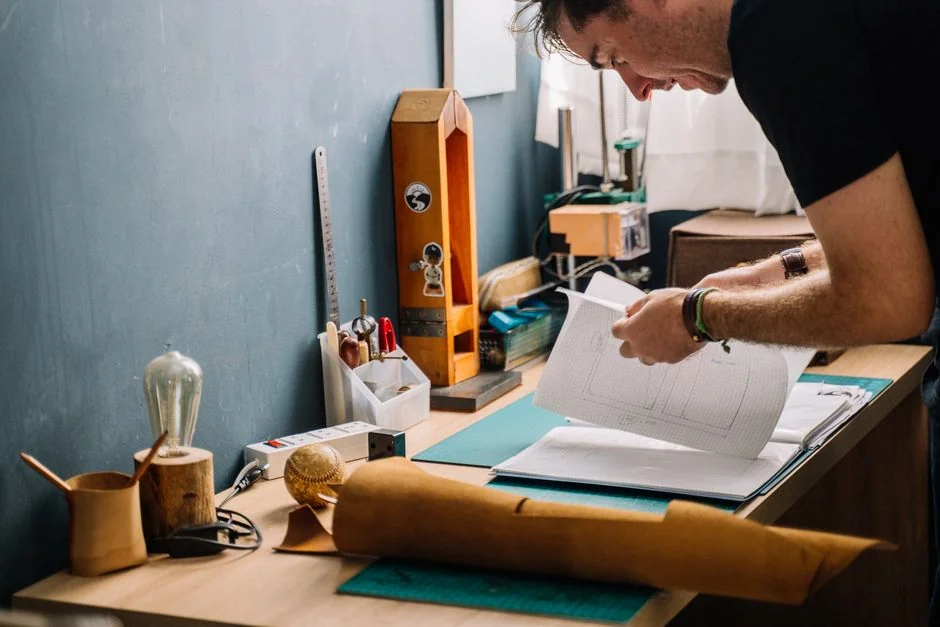 Un espace de travail épuré et moderne, avec un ordinateur portable, une tablette, un smartphone et un écran. Parfait pour le télétravail et les installations technologiques.